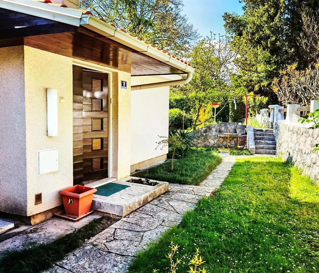 Villa Nada: Beachside Oasis with Sauna and Hot Tubs Omisalj