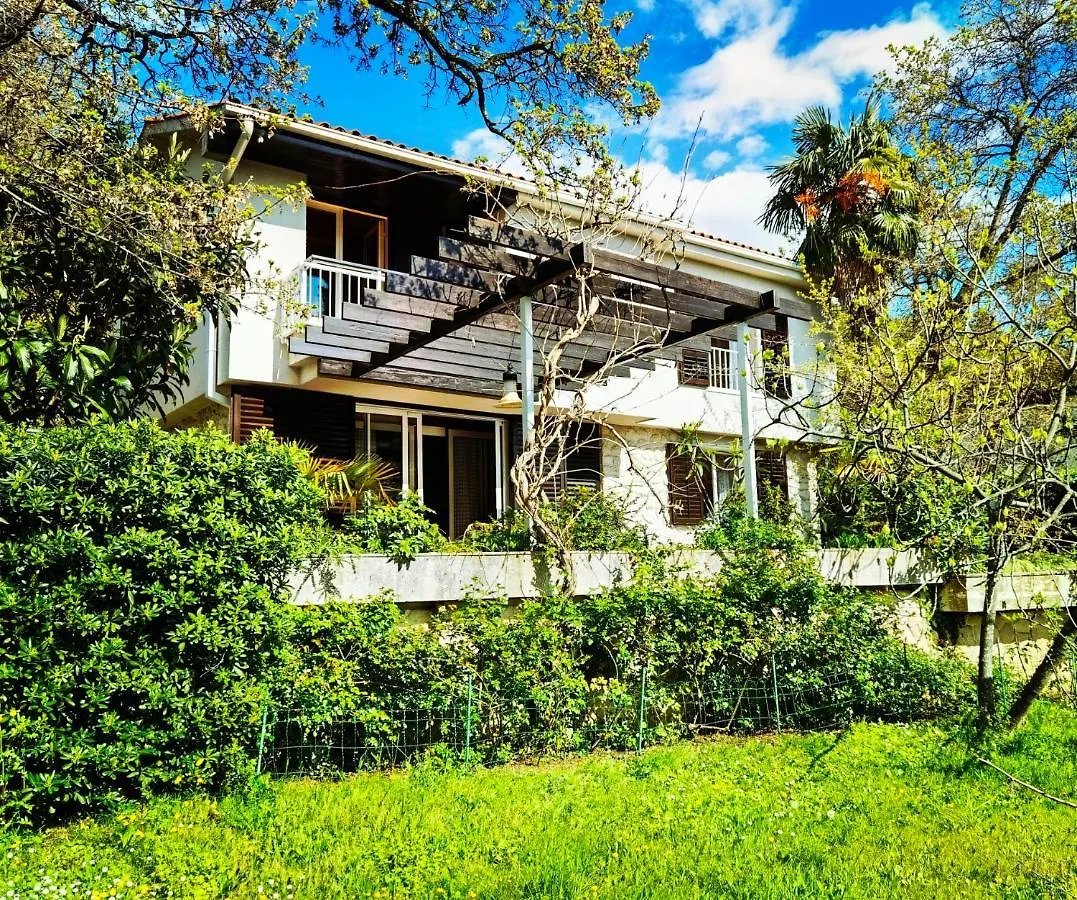 Villa Nada: Beachside Oasis with Sauna and Hot Tubs Omisalj