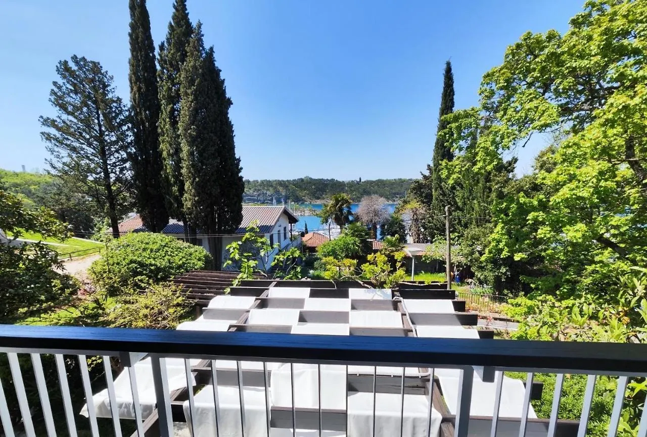 Villa Nada: Beachside Oasis with Sauna and Hot Tubs Omisalj
