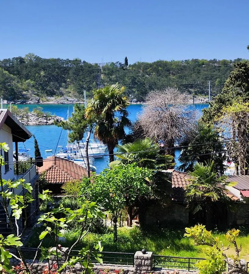 Villa Nada: Beachside Oasis with Sauna and Hot Tubs Omisalj