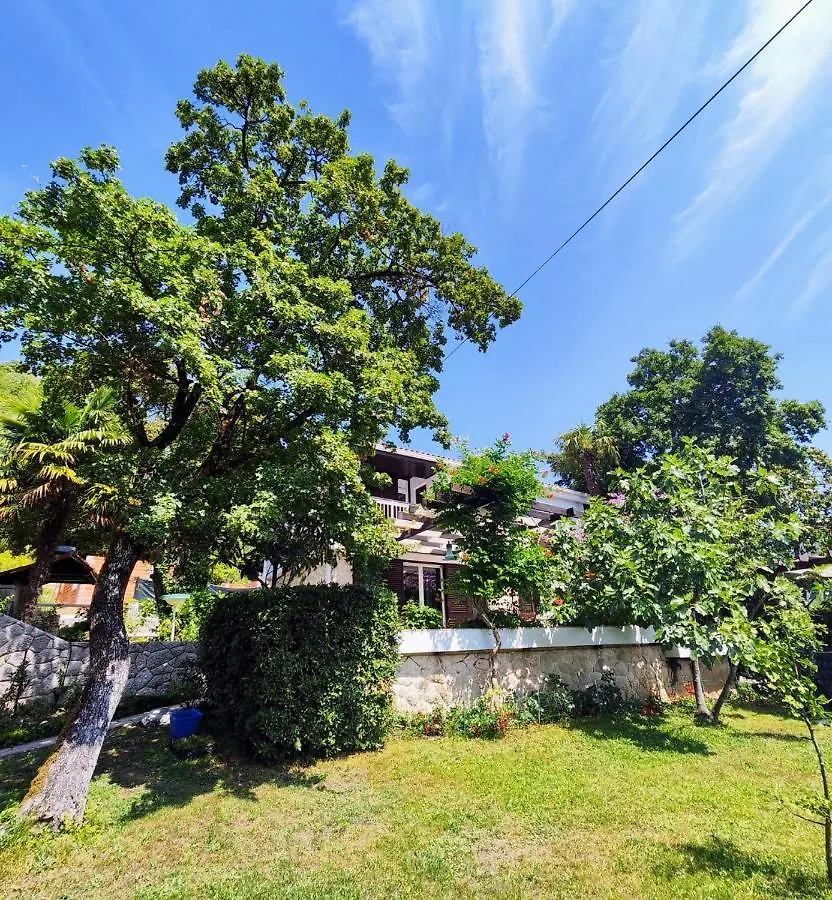 Villa Nada: Beachside Oasis with Sauna and Hot Tubs Omisalj