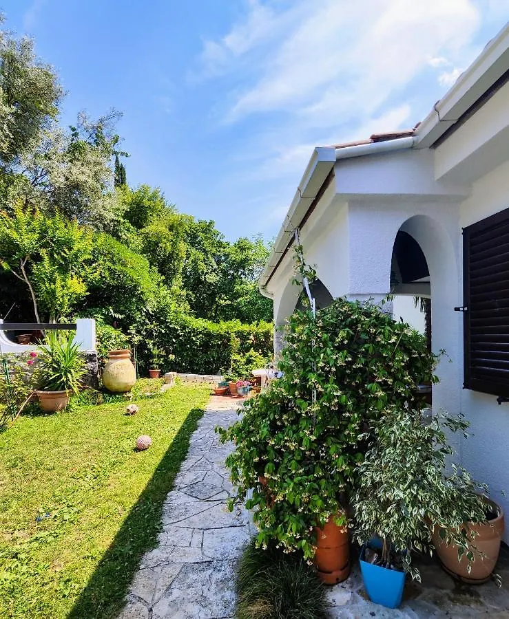 Villa Nada: Beachside Oasis with Sauna and Hot Tubs Omisalj