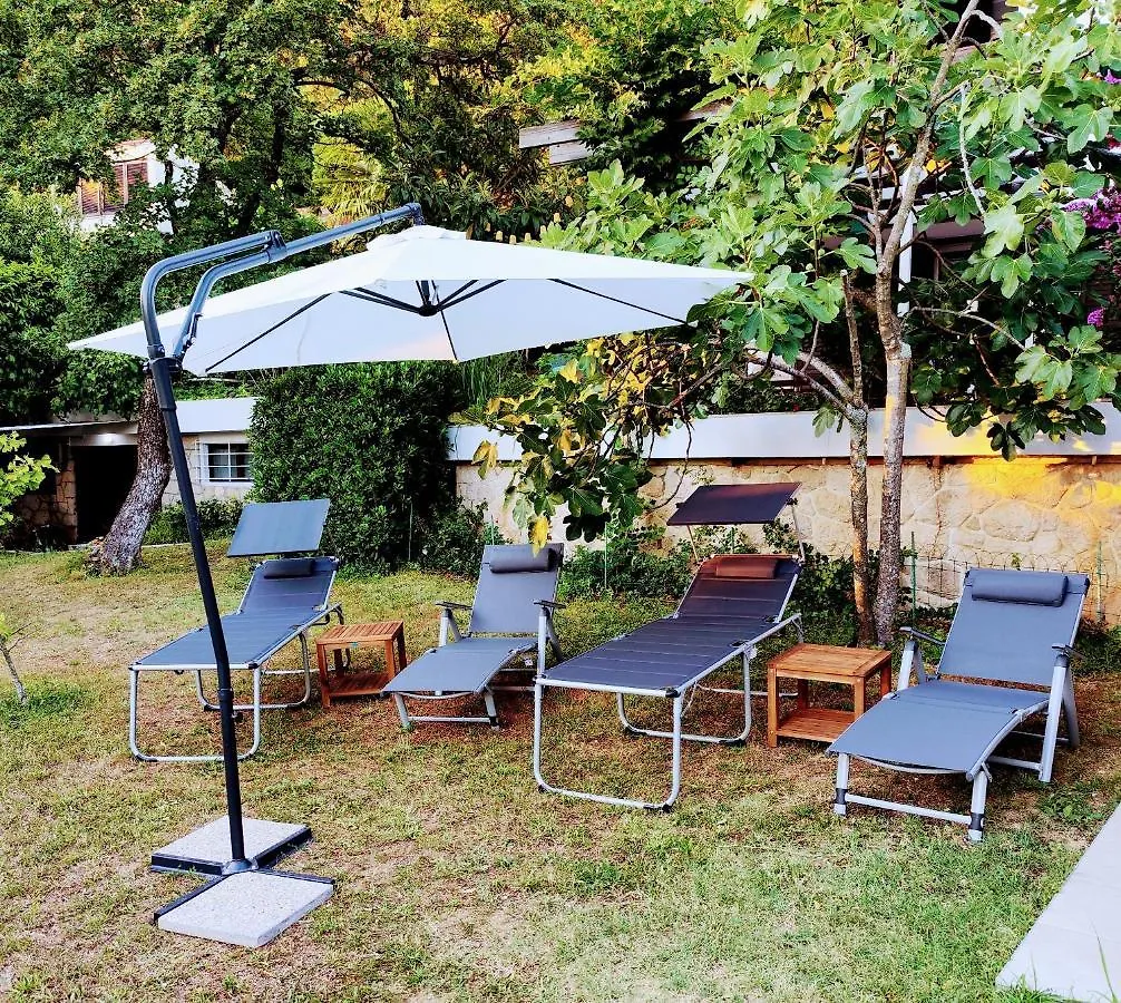 Villa Nada: Beachside Oasis with Sauna and Hot Tubs Omisalj