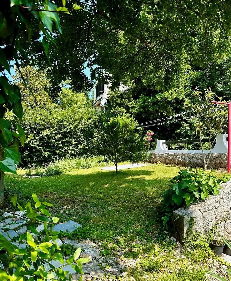 Villa Nada: Beachside Oasis with Sauna and Hot Tubs Omisalj