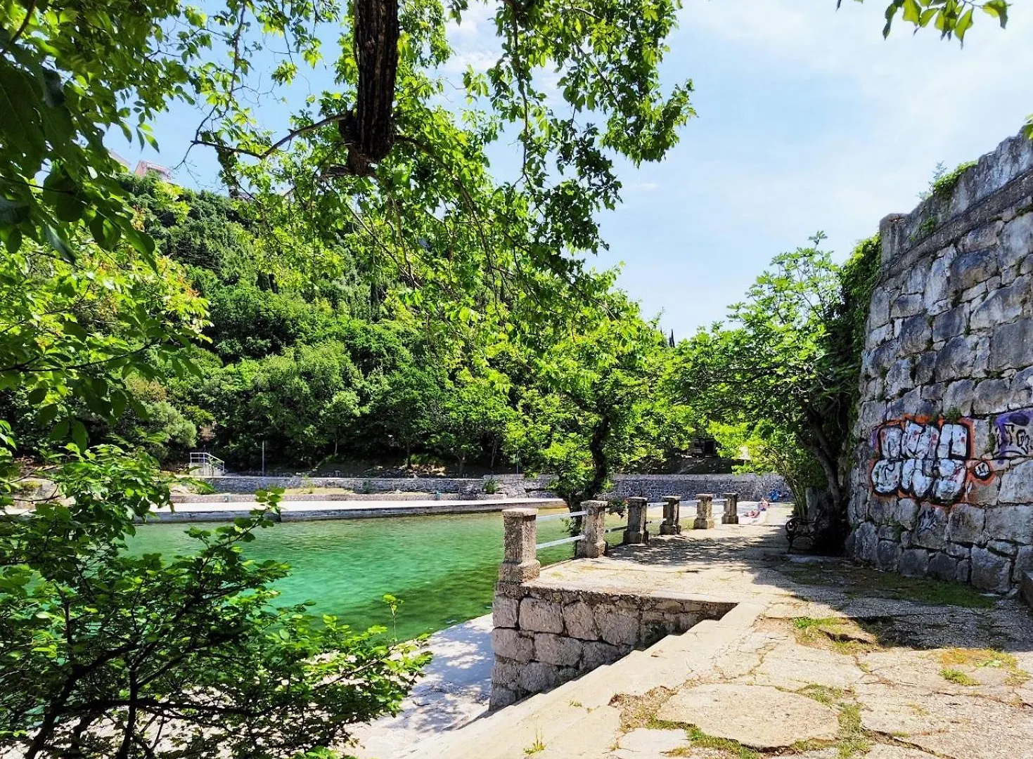 Villa Nada: Beachside Oasis with Sauna and Hot Tubs Omisalj