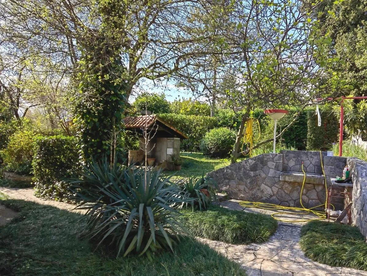 Villa Nada: Beachside Oasis with Sauna and Hot Tubs Omisalj