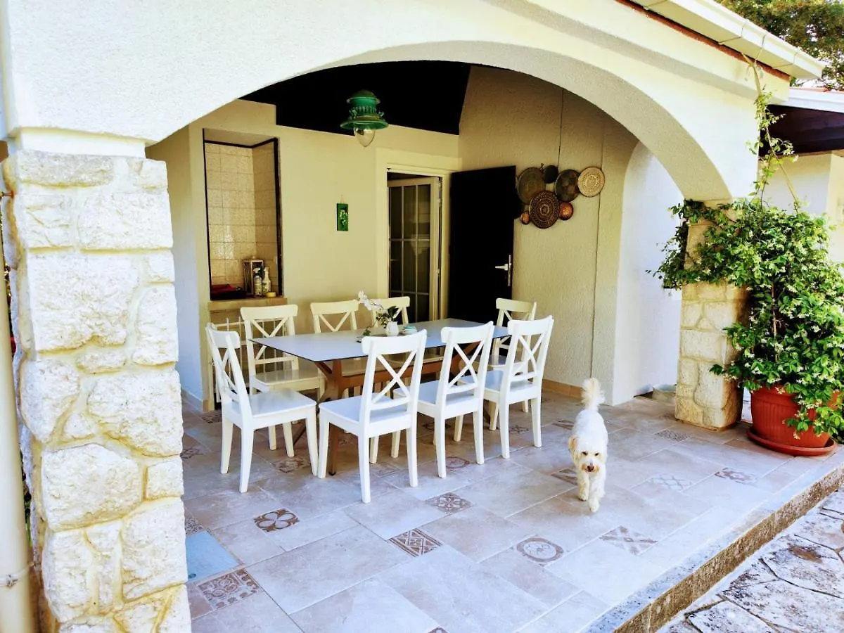 Villa Nada: Beachside Oasis with Sauna and Hot Tubs Omisalj